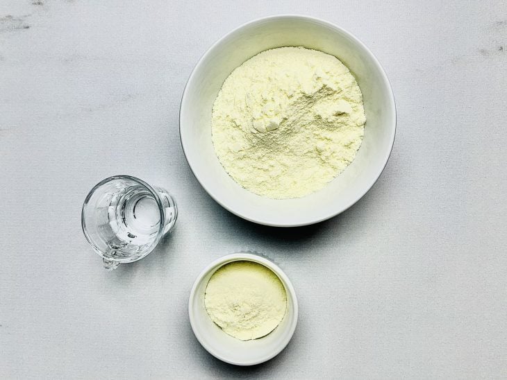 Ingredientes para a receita de bolinhas de leite em pó saudável.
