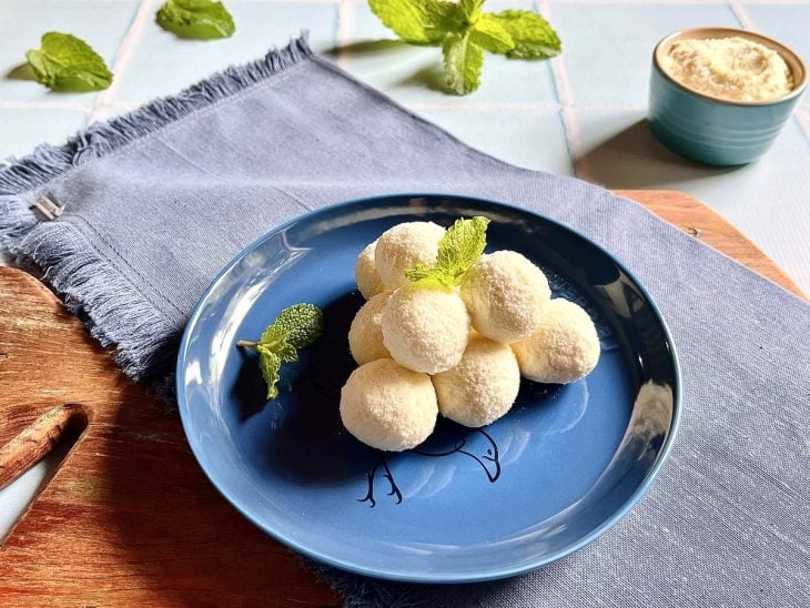 Bolinhas de leite em pó saudável prontas para servir.