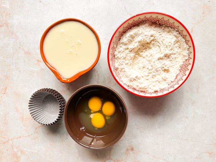 Ingredientes organizados sobre a bancada para iniciar a receita.