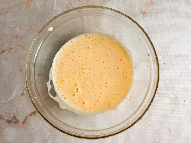 Ovos batidos até atingir textura clara e aerada.