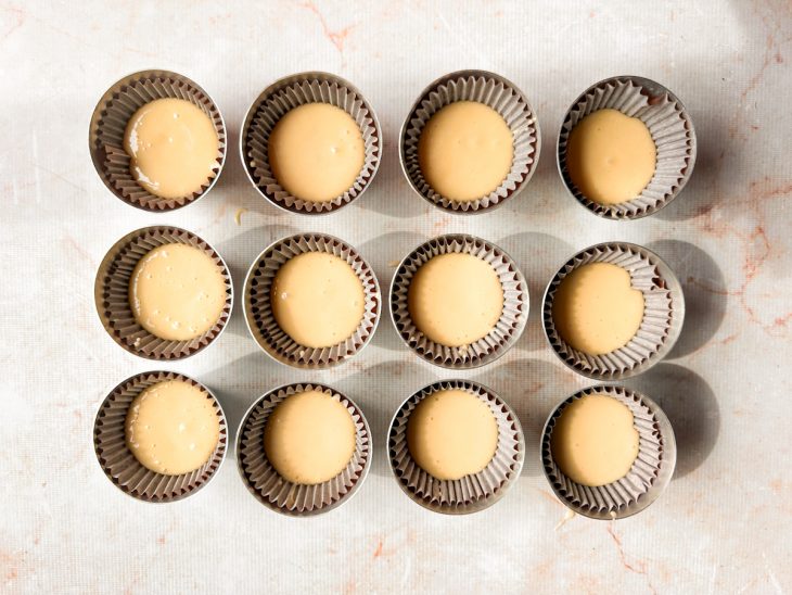 Massa porcionada nas forminhas de papel para cupcake.