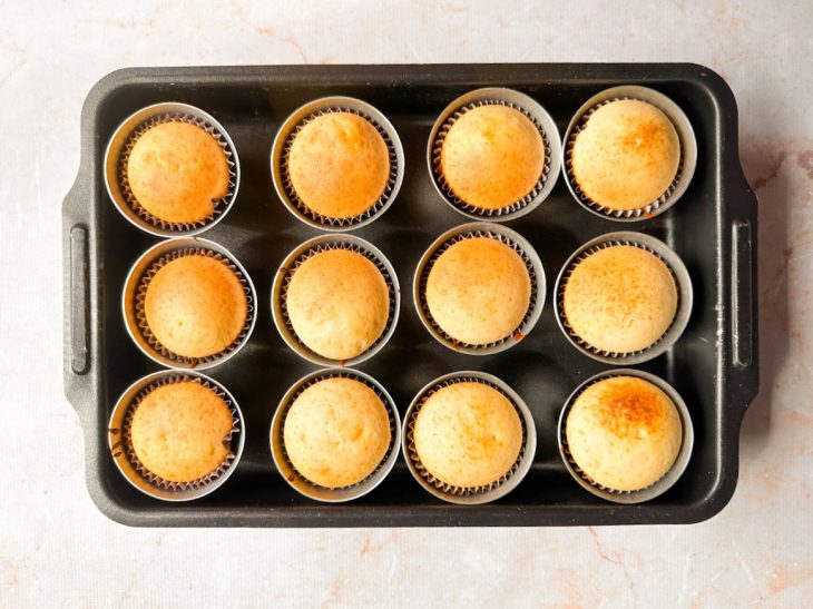 Bolinhos assados e dourados após sair do forno.