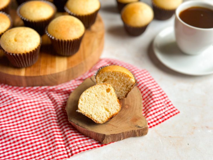 Bolinho cortado ao meio mostrando a textura interna macia.