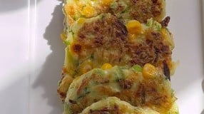 Bolinho de abobrinha e milho