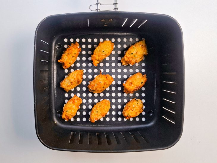Bolinhos dourados na air fryer.