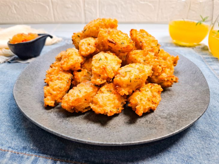 Bolinhos de arroz assados na air fryer prontos para consumo.