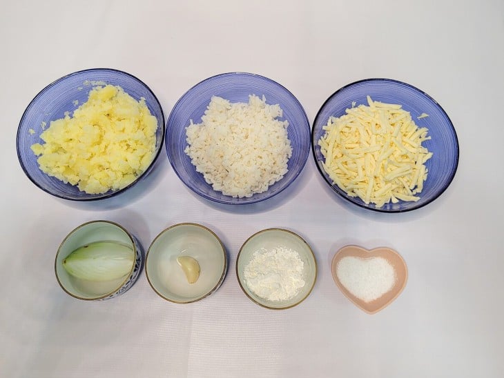 Ingredientes do bolinho de arroz com batata reunidos.