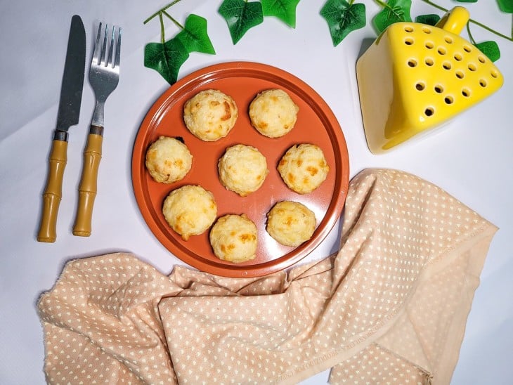 Bolinho de arroz com batata pronto em um prato.