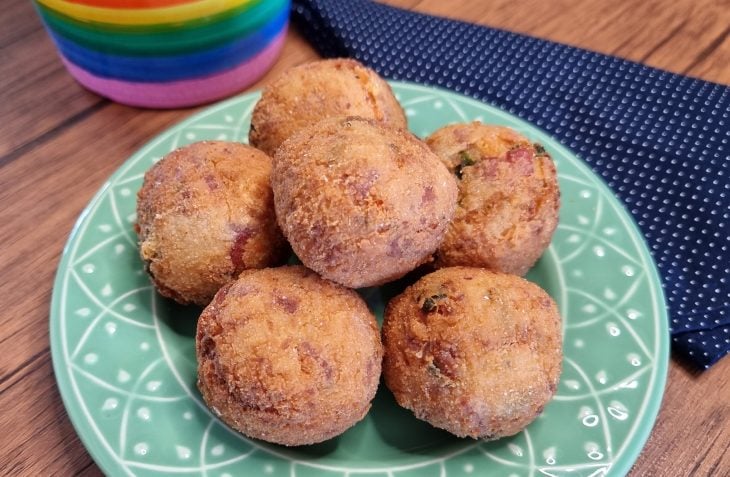 Bolinho de arroz com calabresa