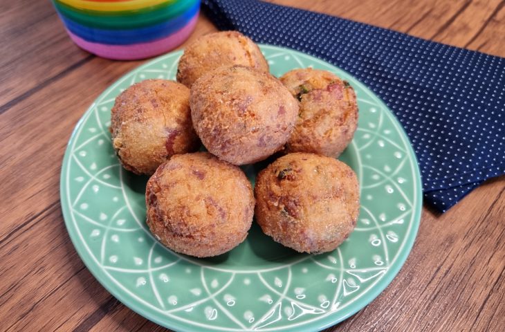 Bolinho de arroz com calabresa