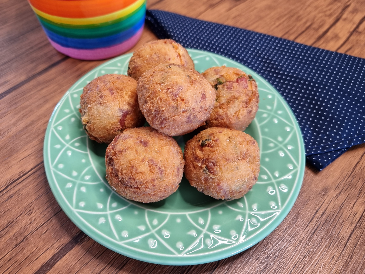 Bolinho de arroz com calabresa