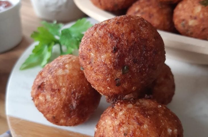 Bolinho de arroz com linguiça