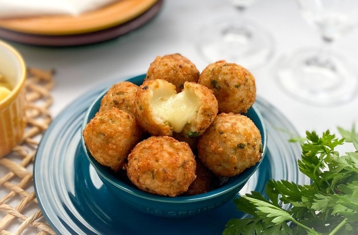 Bolinho de arroz com queijo