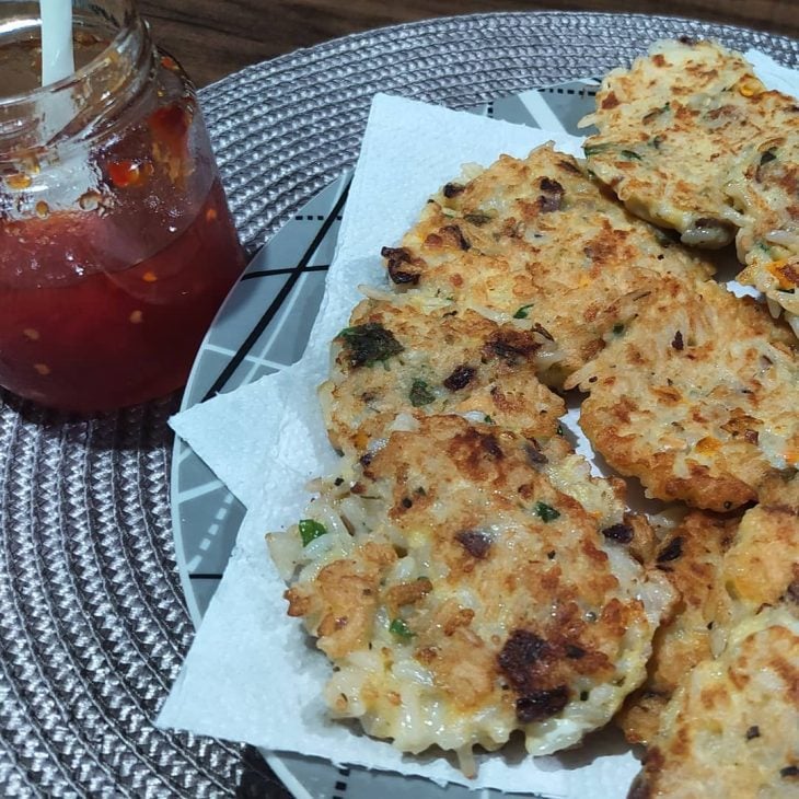 Bolinho de arroz crocante