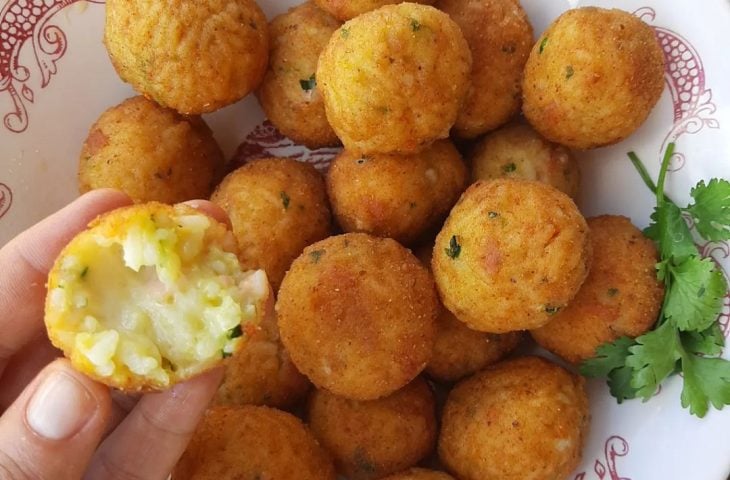 Bolinho de arroz com presunto e queijo