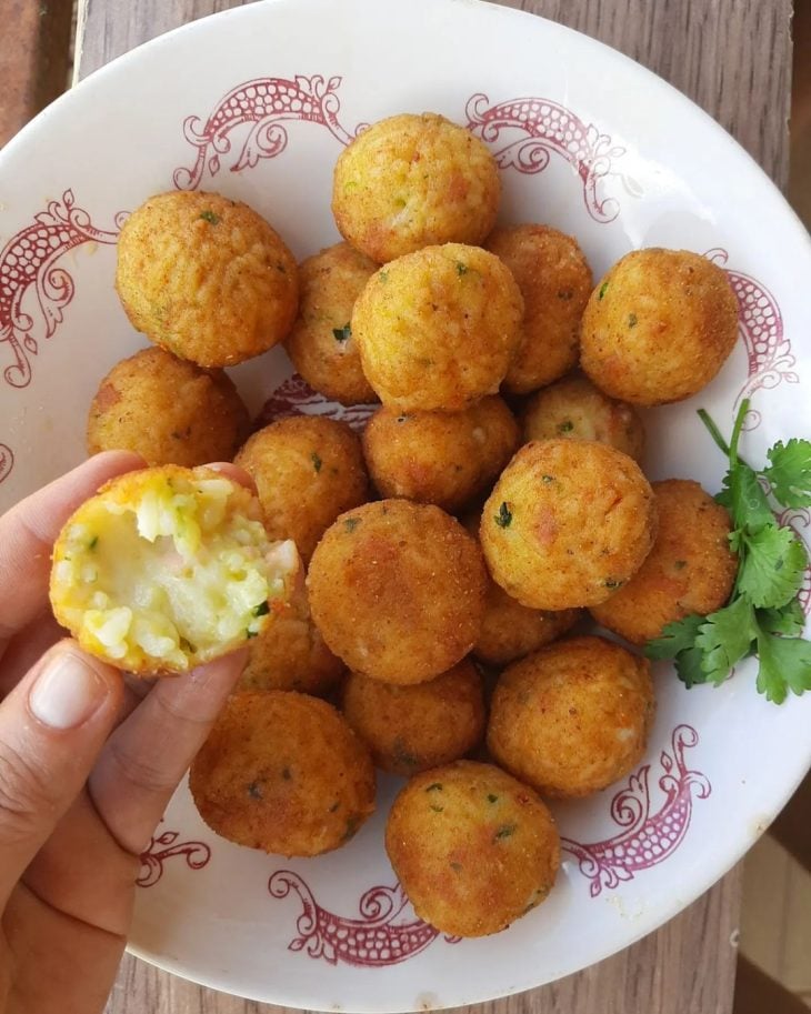 Bolinho de arroz com presunto e queijo