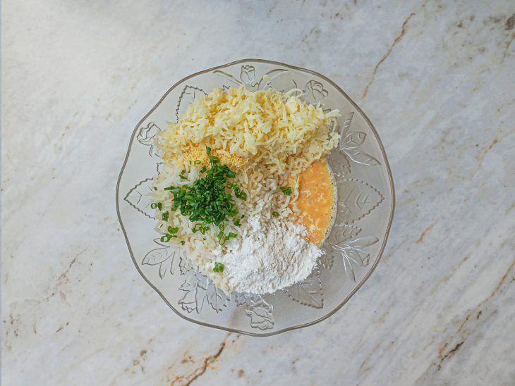 Ingredientes colocados numa tigela de vidro.