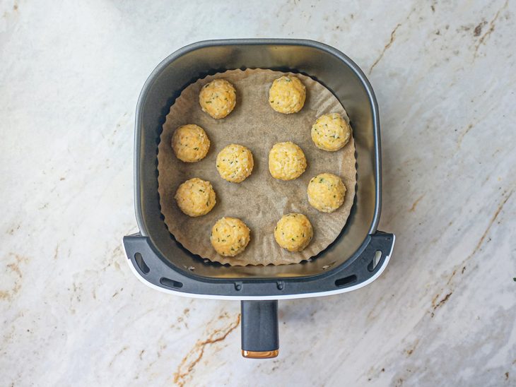 Bolinhos colocados na air fryer.
