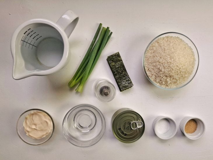 Uma bancada com os ingredientes.