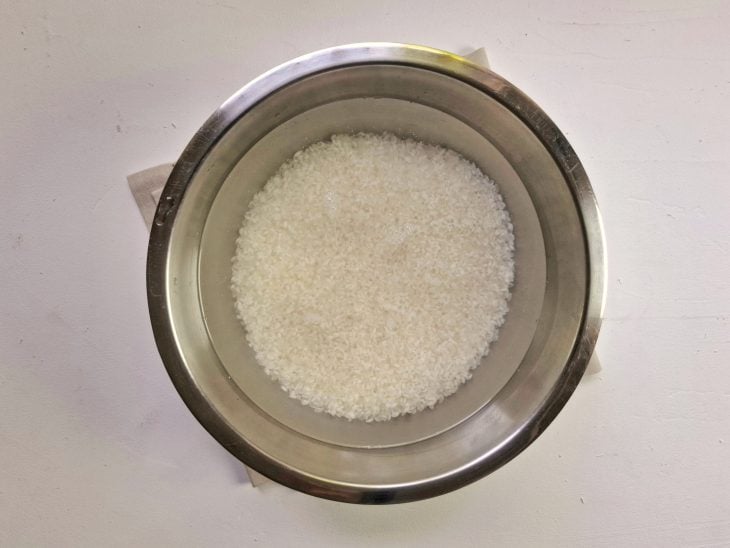 Uma tigela com água e arroz.