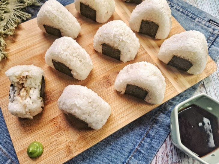 Uma tábua contendo bolinhos de arroz japonês.