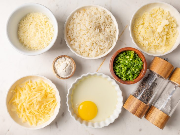 Ingredientes reunidos em uma bancada para o preparo da receita.