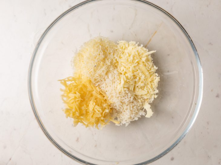Ingredientes colocados em um recipiente de vidro redondo.