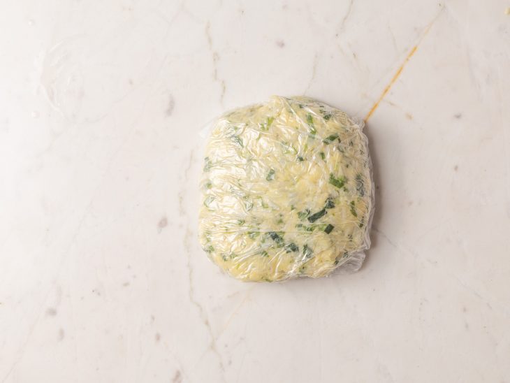 Massa de bolinho envolta por um plástico.