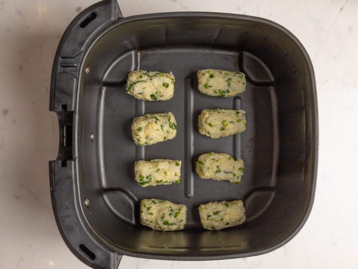 Bolinhos modelados no cesto da air fryer.