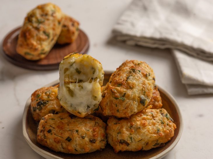 Bolinhos de arroz na air fryer prontos para consumo.