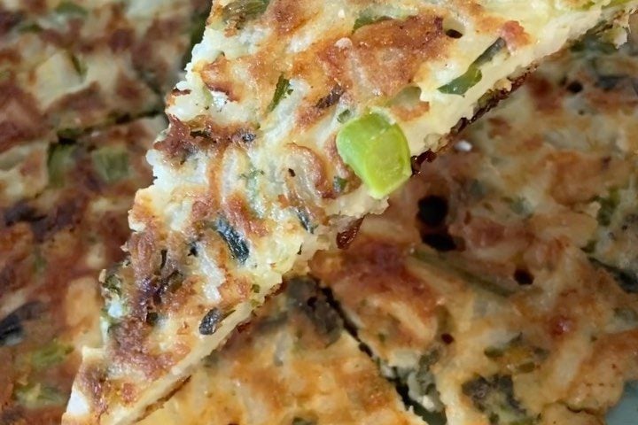 Bolinho de arroz na frigideira