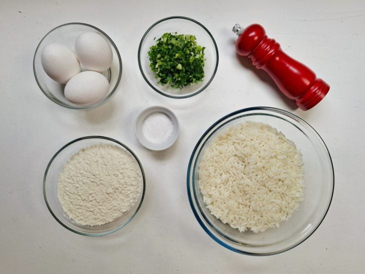 ingredientes reunidos para fazer bolinho de arroz rápido