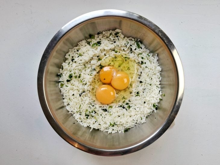 recipiente com massa de bolinho de arroz