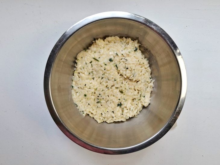 recipiente com massa de bolinho de arroz