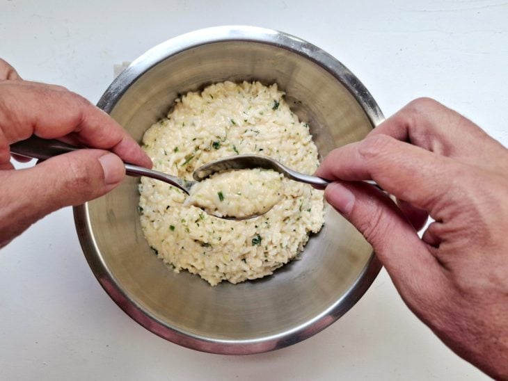 processo de modelagem do bolinho de arroz rápido