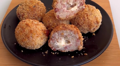 Bolinho de arroz recheado com queijo