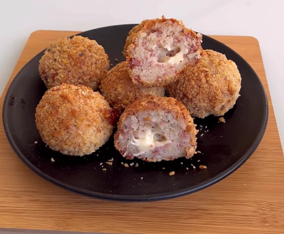 Bolinho de arroz recheado com queijo