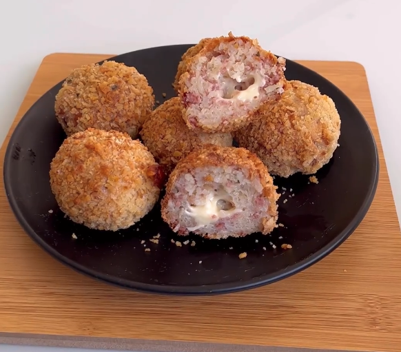 Bolinho de arroz recheado com queijo