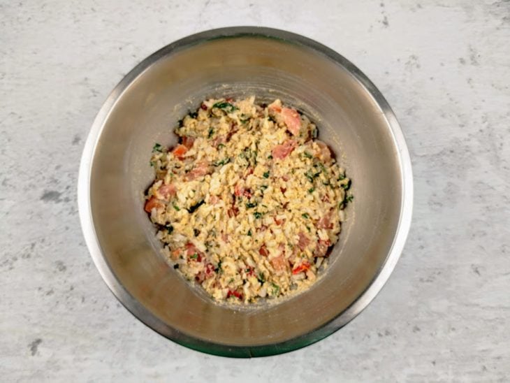 Uma tigela com arroz temperado.