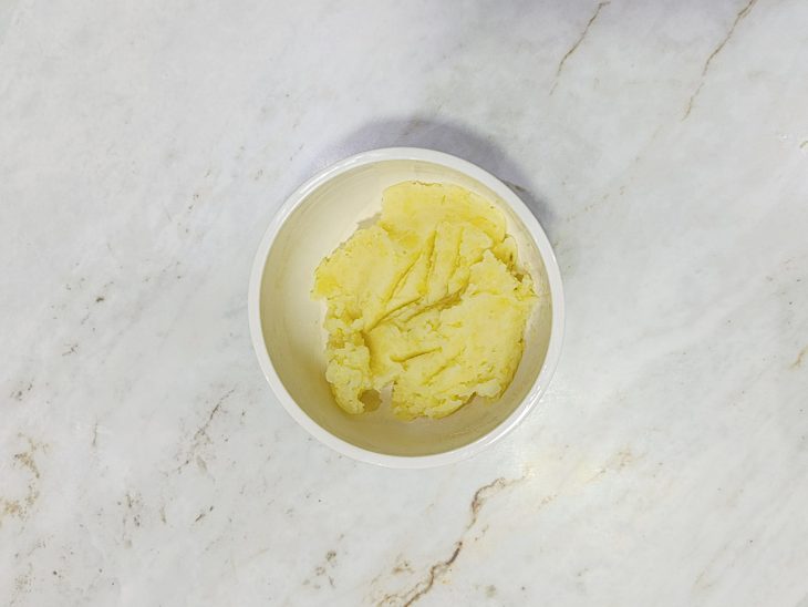 Batatas amassadas num recipiente.