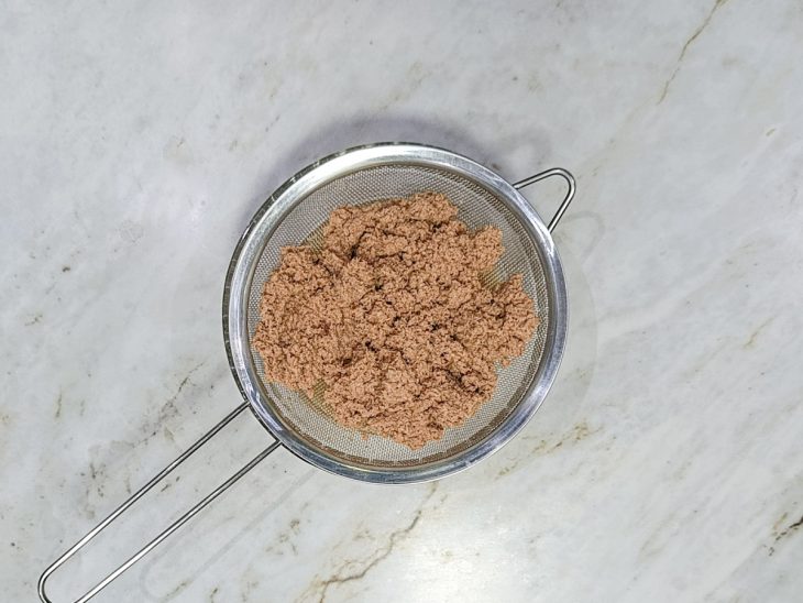 Atum escorrido na peneira.