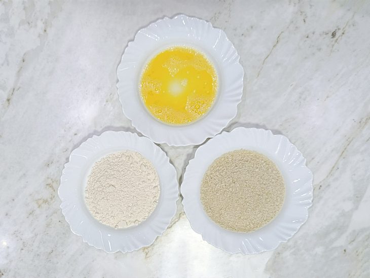 Ingredientes separados em pratos.