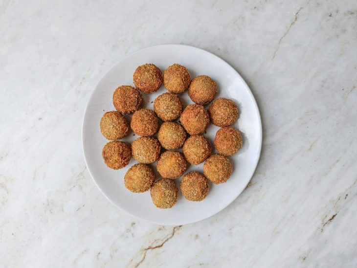 Bolinhos fritos num prato.