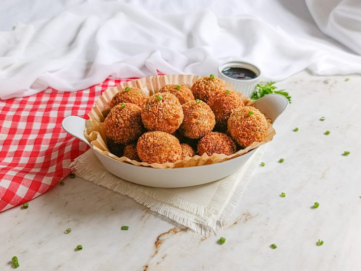 Bolinhos de atum pronto para consumo.