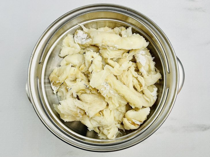 Bacalhau disposto na panela de cozimento.