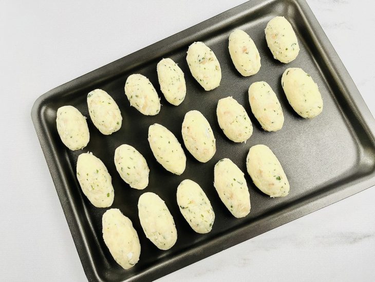 Bolinhos modelados distribuídos em uma forma.