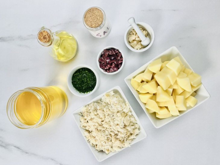 Ingredientes reunidos para o preparo dos bolinhos de bacalhau.