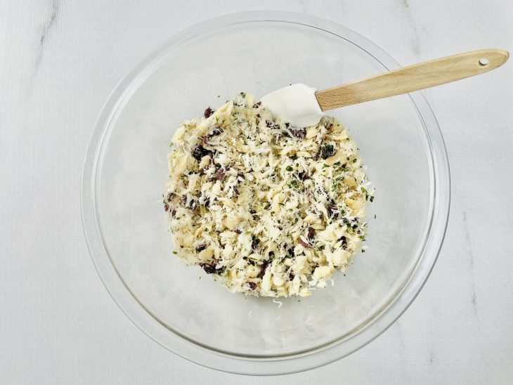 Bacalhau com ingredientes adicionados na tigela.