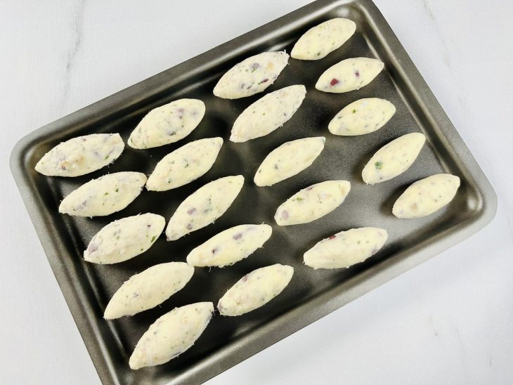Bolinhos modelados numa assadeira.
