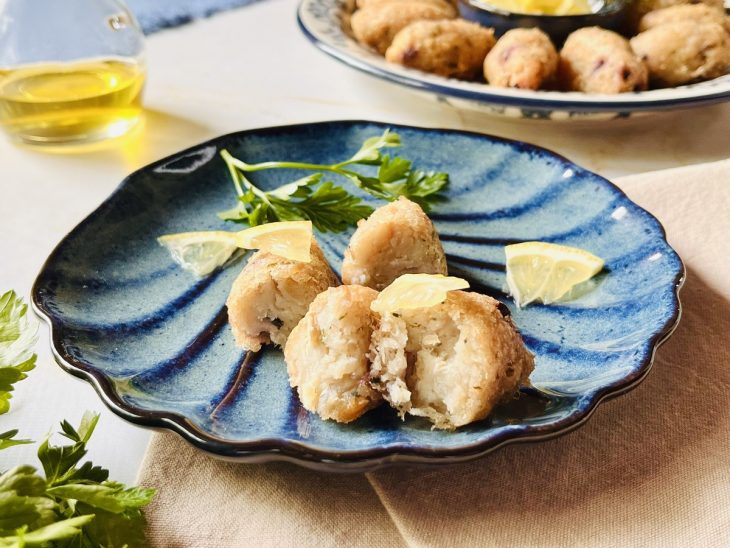Bolinho de bacalhau cortado ao meio, pronto para consumo.